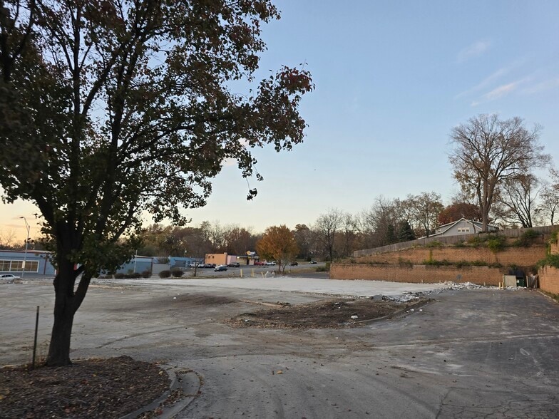 More Photos Of 11200 E Truman Rd, Independence Freestanding For Sale