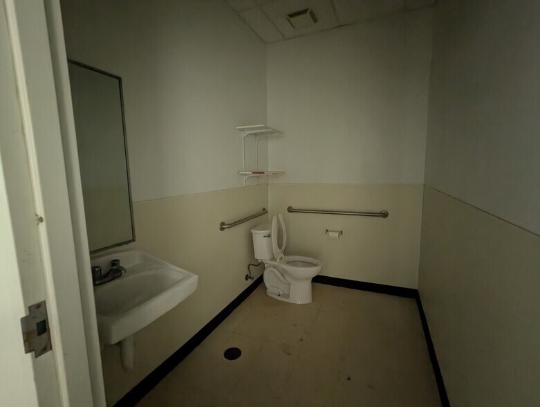 More Photos Of 411 E Main St, Daisetta Freestanding For Sale