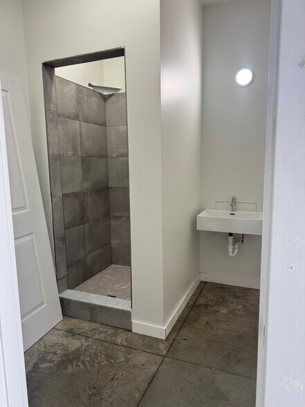 More Photos Of 1507 Marcus Pointe Blvd, Pensacola Flex For Sale