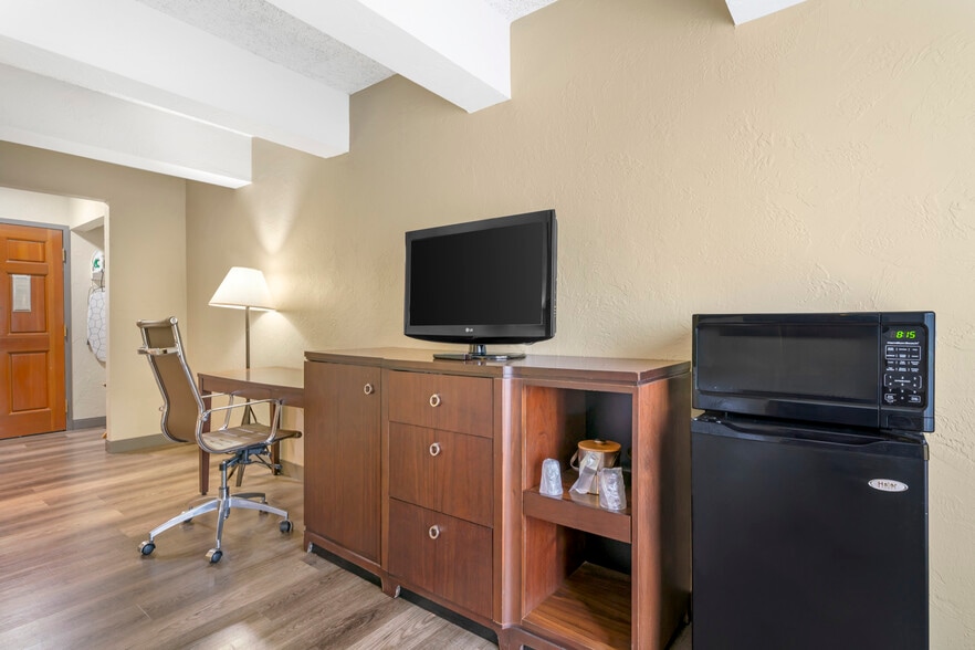 More Photos Of 250 W Church St, Mishicot Hotel For Sale