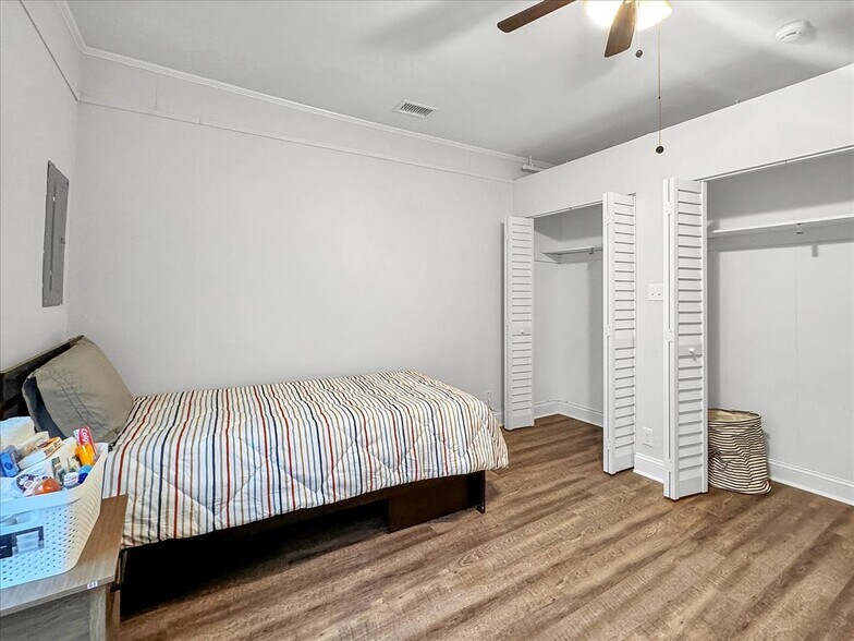 More Photos Of 1007 W Wright St, Pensacola Specialty For Sale