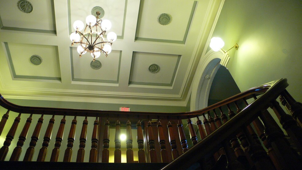 More Photos Of 2021 Auburn Ave, Cincinnati Office For Sale