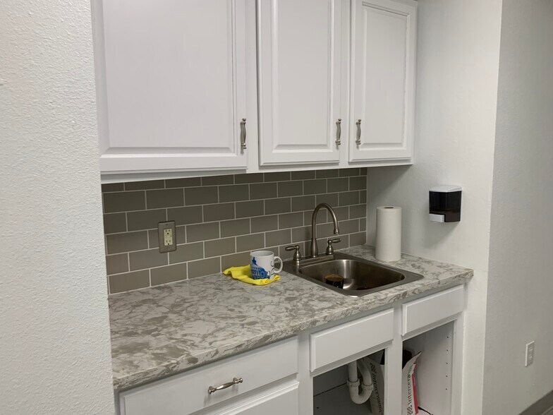 More Photos Of 12830 Cogburn Ave, San Antonio Light Distribution For Lease