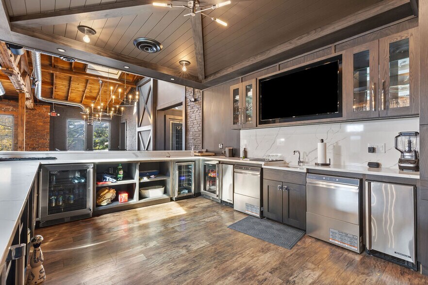 More Photos Of 17 E Brickel St, Columbus General Retail For Sale