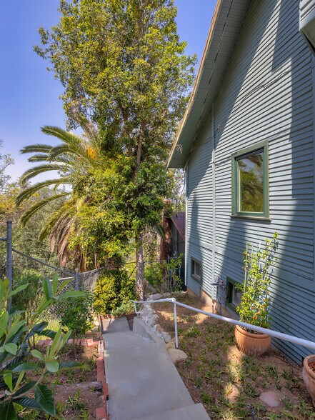 More Photos Of 1825 Altivo Way, Los Angeles Multifamily For Sale