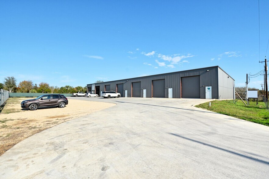 More Photos Of 120 E Zipp Rd, New Braunfels General Retail For Sale