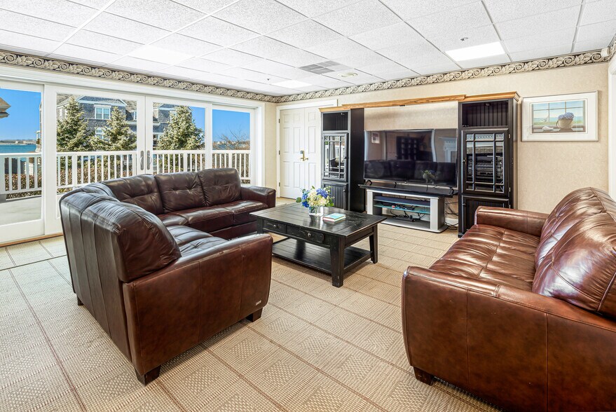 More Photos Of 551 Thames St, Newport Hotel For Sale