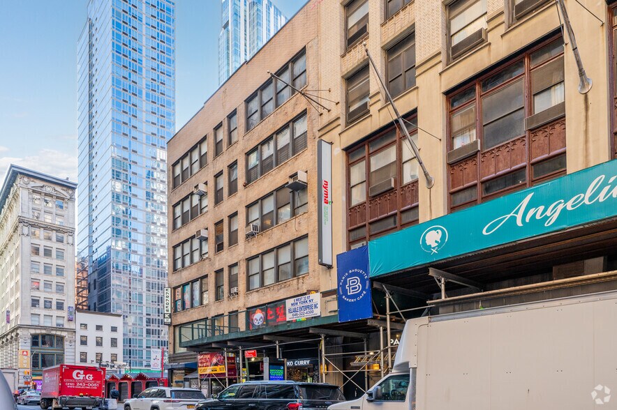 More Photos Of 2-4 W 32nd St, New York General Retail For Lease