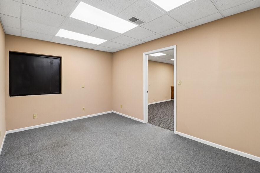 More Photos Of 2721 SW 30th St, Des Moines Office For Sale