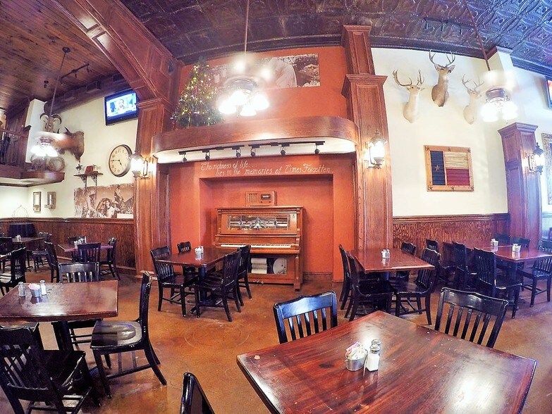More Photos Of 204 Clay St, Nocona Restaurant For Lease
