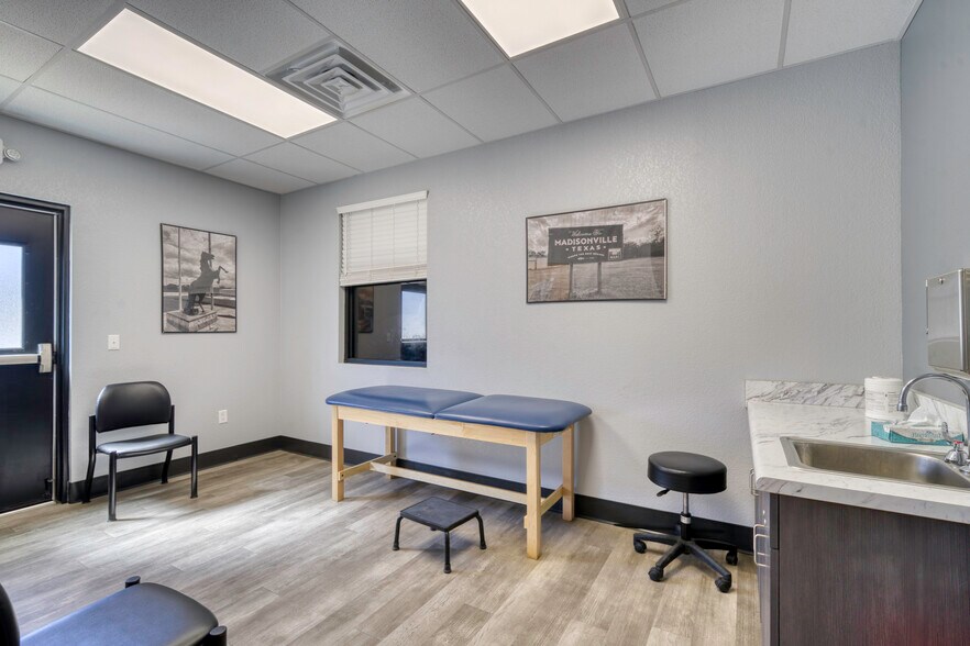 More Photos Of 2006 East Main, Madisonville Medical For Lease