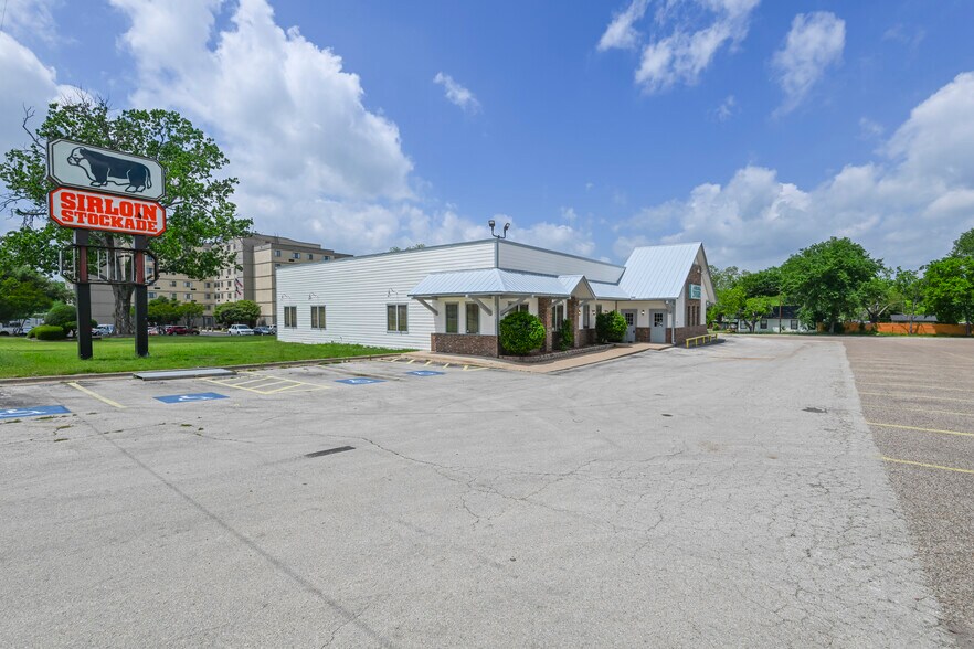 More Photos Of 2508 W 7th Ave, Corsicana Restaurant For Lease