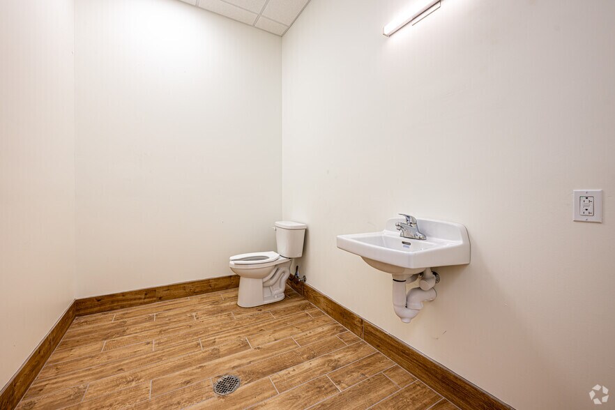 More Photos Of 2030 Rue Sucre, Suite 100, Luling Distribution For Lease