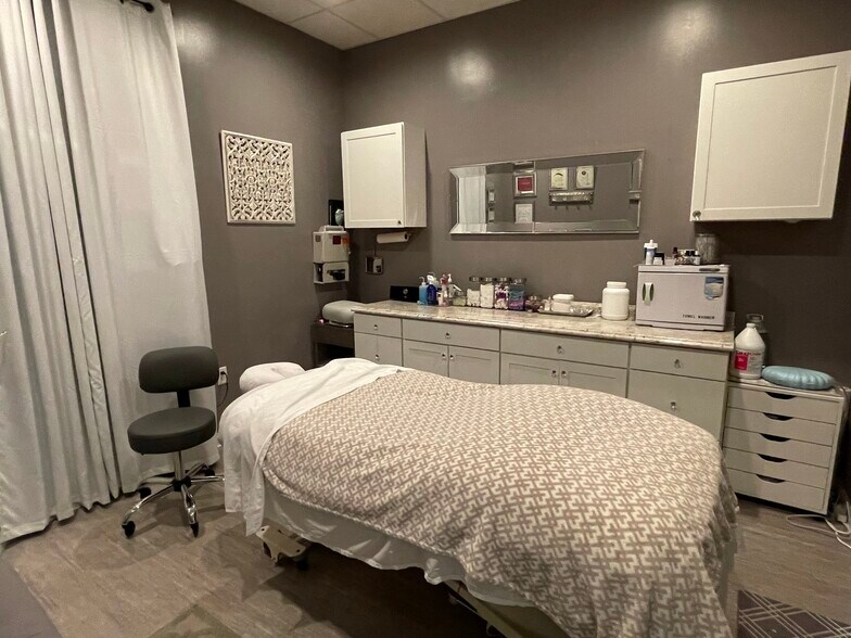 More Photos Of 2018 Maxwell Ave, Evansville Storefront For Sale