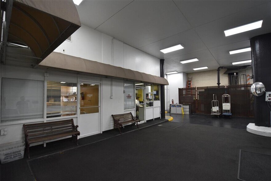 More Photos Of 2016 Main St, Houston Apartments For Sale