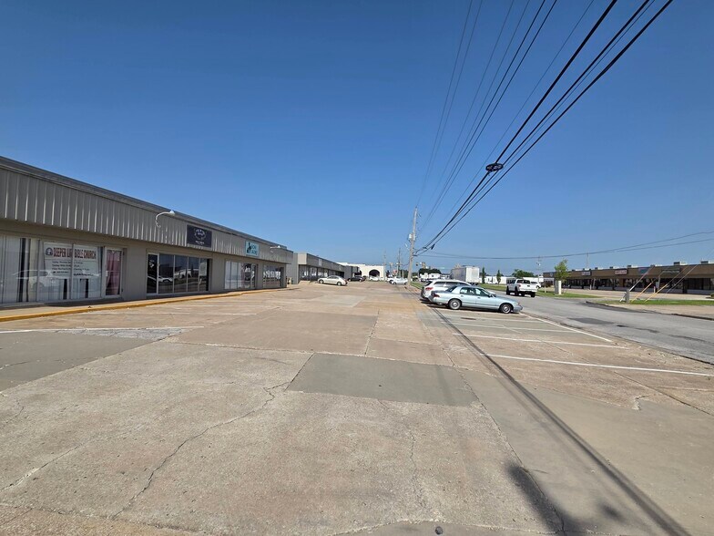 More Photos Of 9714-9748 E 55th Pl, Tulsa Light Manufacturing For Lease