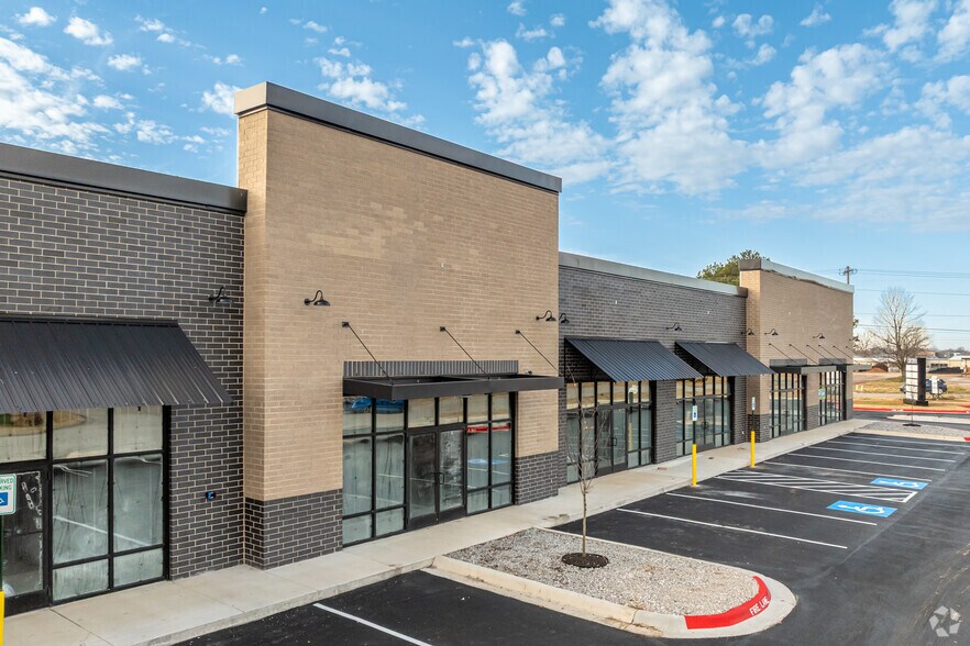More Photos Of 184 South Maestri Road, Tontitown General Retail For Lease