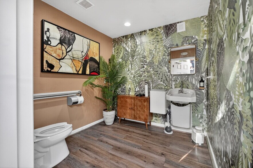 More Photos Of 314 Flagler Ave, New Smyrna Beach Storefront For Sale