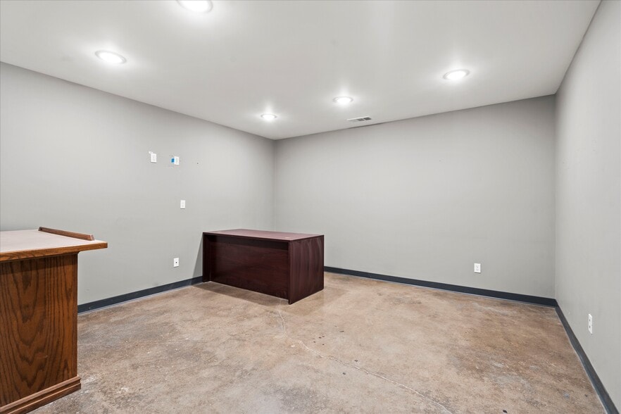 More Photos Of 325 E State Ave, Tonganoxie Auto Dealership For Lease