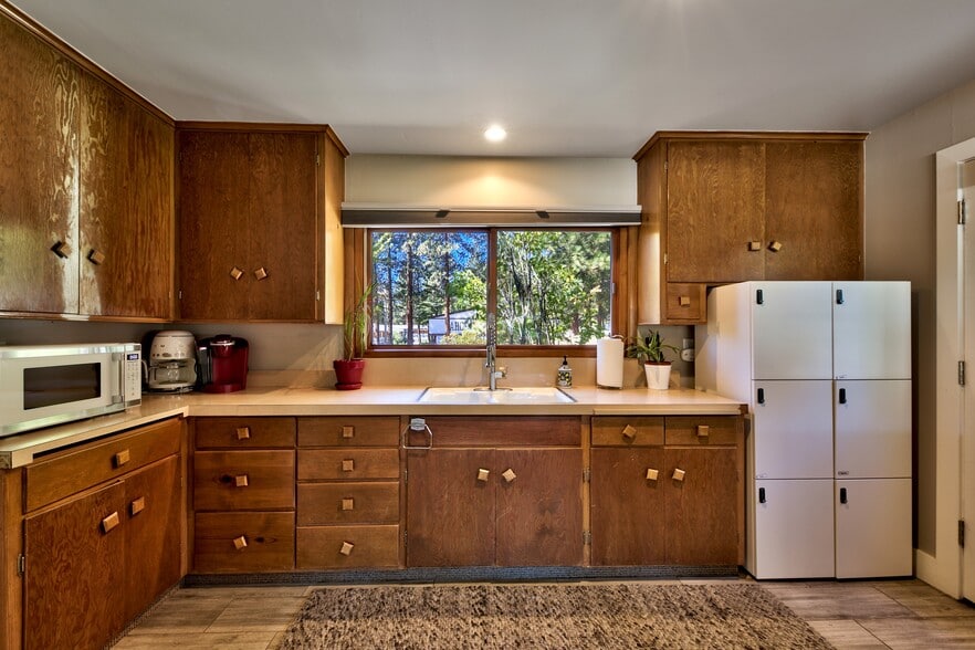 More Photos Of 201 State Line Rd, Kings Beach Office For Lease