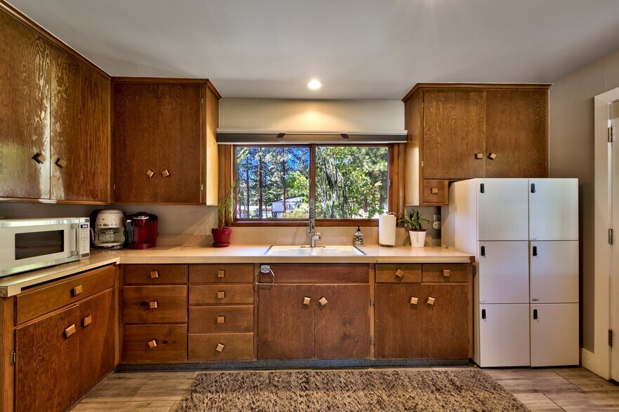 More Photos Of 201 State Line Rd, Kings Beach Office For Sale