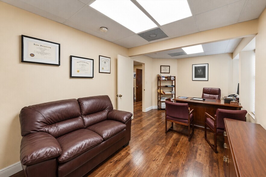 More Photos Of 1521-1525 Tamiami Trl S, Venice Office For Sale