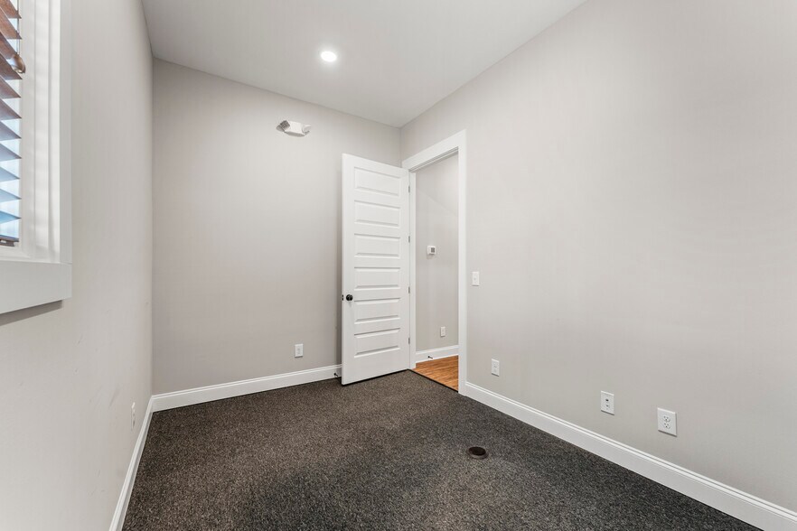 More Photos Of 102 S College St, Hamilton Flex For Sale