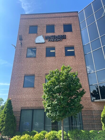 More Photos Of 2670 Chancellor Dr, Crestview Hills Office For Lease