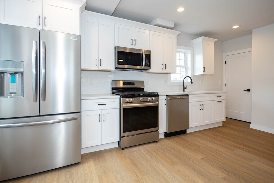 More Photos Of 12 Jansen Ave, Woodbridge Warehouse For Sale