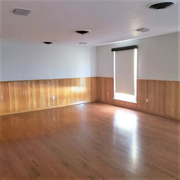 More Photos Of 55 Lafayette Rd, Salisbury Flex For Sale