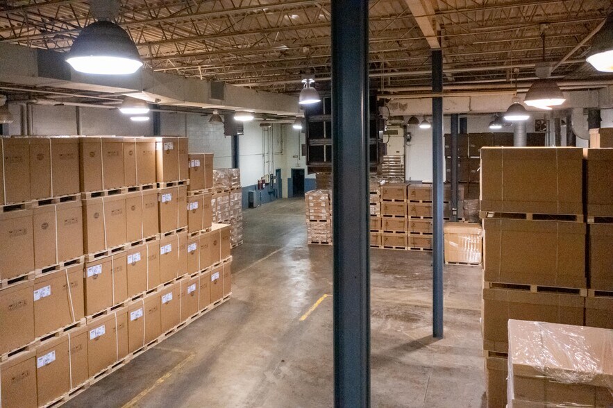 More Photos Of 200 Universal Dr, Centerville Distribution For Lease
