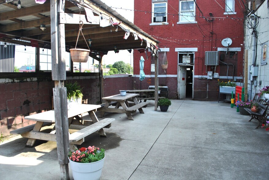 More Photos Of 209 W Main St, Circleville Storefront For Sale