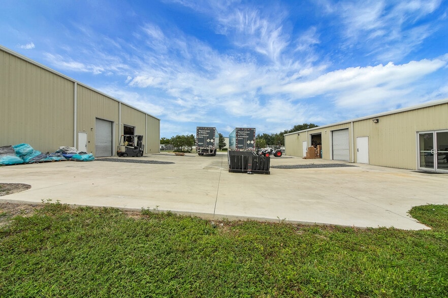 More Photos Of 1818 Greenleaf Ln, Leesburg Warehouse For Sale