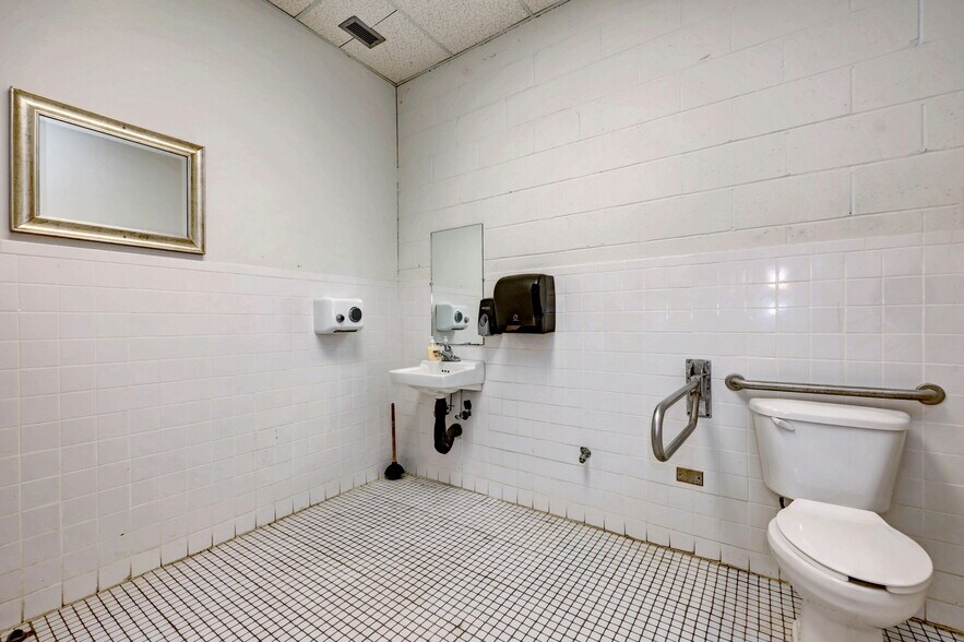 More Photos Of 560 Woodward Ave, New Haven Flex For Sale