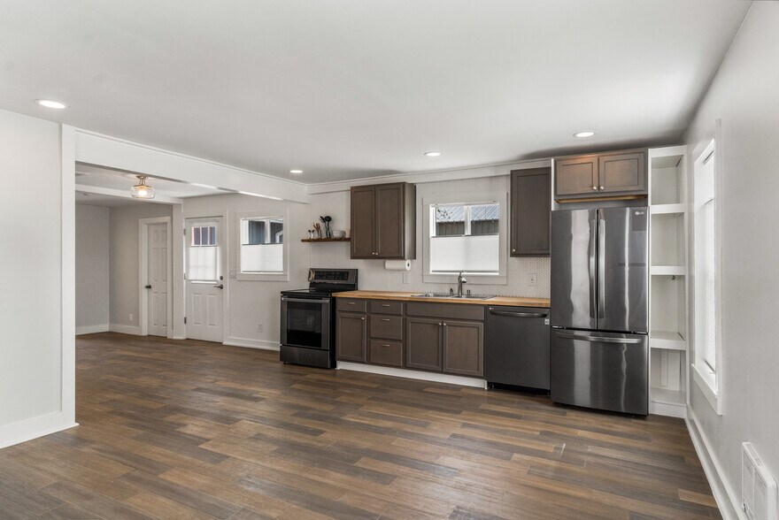 More Photos Of 218 5th Ave, Metaline Falls Storefront Retail Residential For Sale