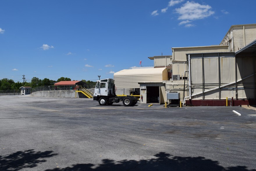 More Photos Of 635 Kingsbridge Rd, Carrollton Distribution For Lease