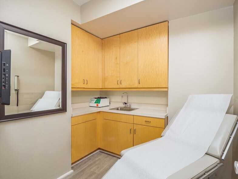More Photos Of 30 Central Park S, New York Medical For Lease