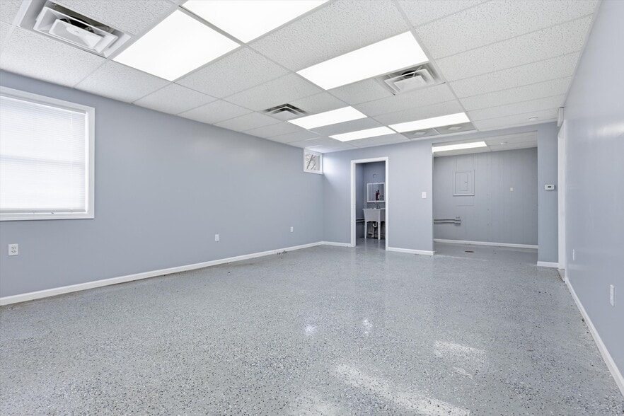 More Photos Of 625 W 23rd St, Independence Storefront Retail Office For Sale