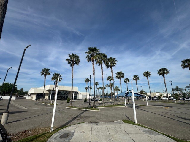 More Photos Of 4625 Wible Rd, Bakersfield Auto Dealership For Lease
