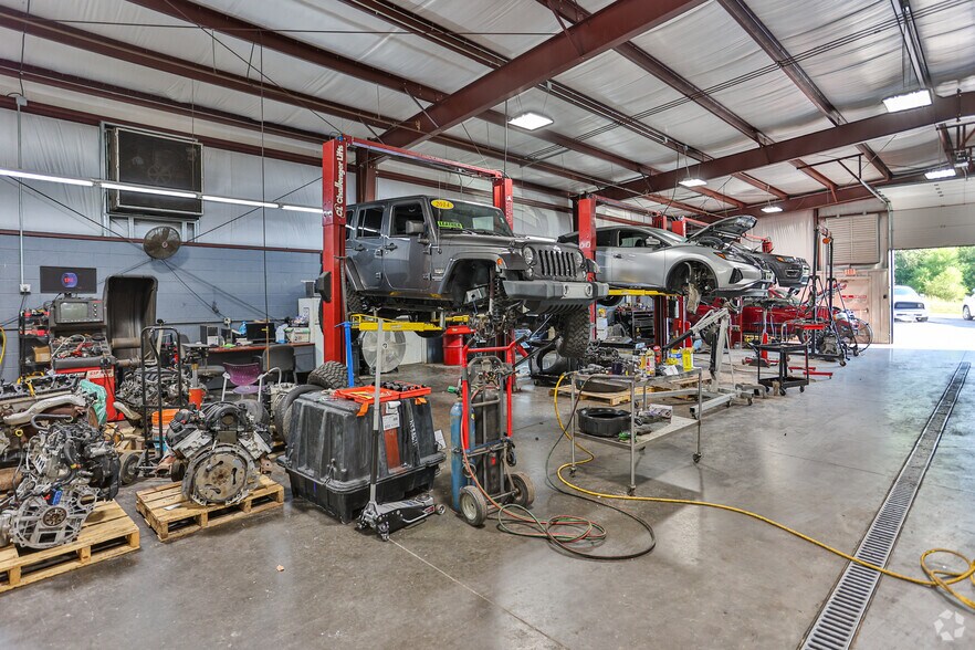 More Photos Of 905 Callahan Dr, Knoxville Auto Repair For Sale