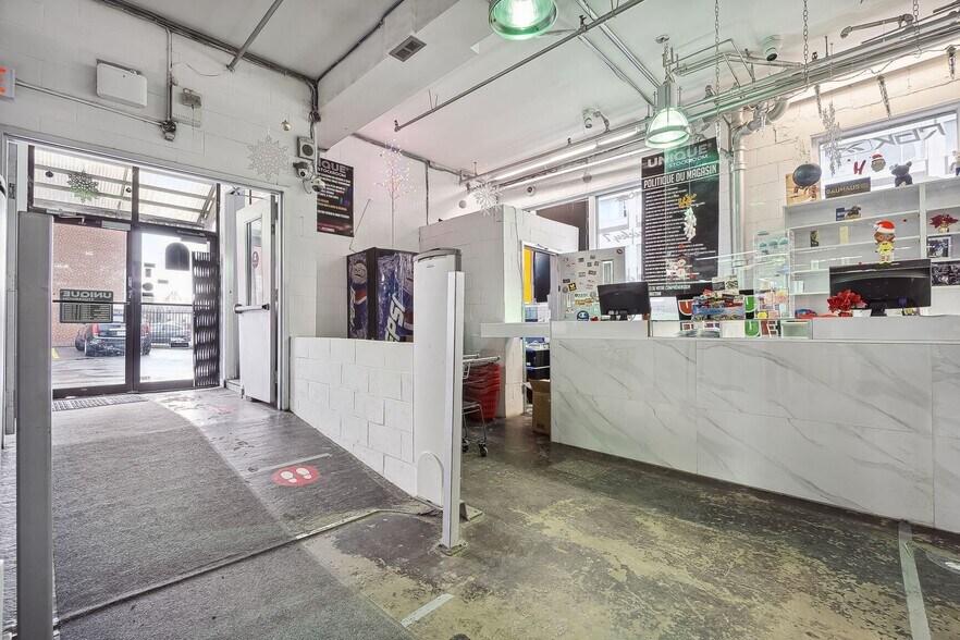 More Photos Of 9455-9457 Boul Saint-Laurent, Montréal Storefront Retail Office For Sale
