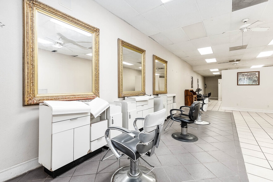 More Photos Of 101 E Monseratte St, El Campo Storefront For Sale