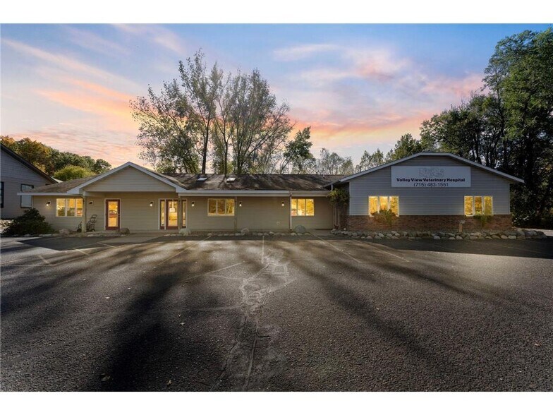 Primary Photo Of 821 Us-8, Saint Croix Falls Veterinarian Kennel For Sale