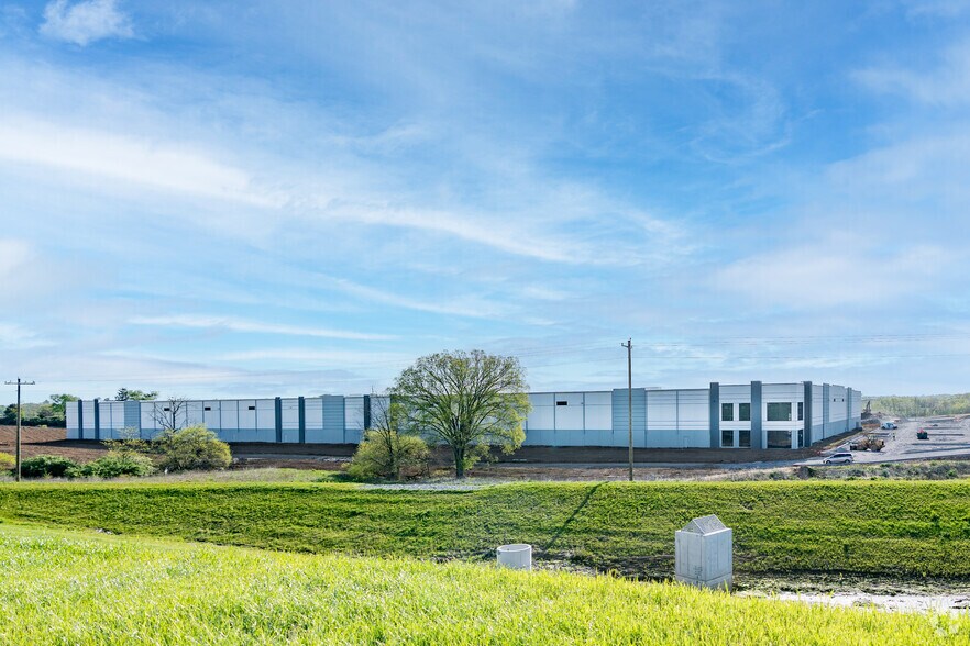 More Photos Of 406 Logistics Dr, Shelbyville Distribution For Lease