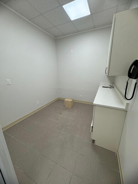 More Photos Of 1432 Hylan Blvd, Staten Island Medical For Lease
