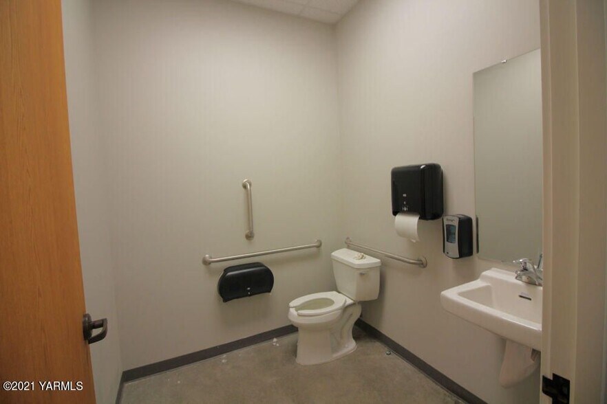 More Photos Of 1710 Gregory Avenue Ext, Sunnyside General Retail For Sale