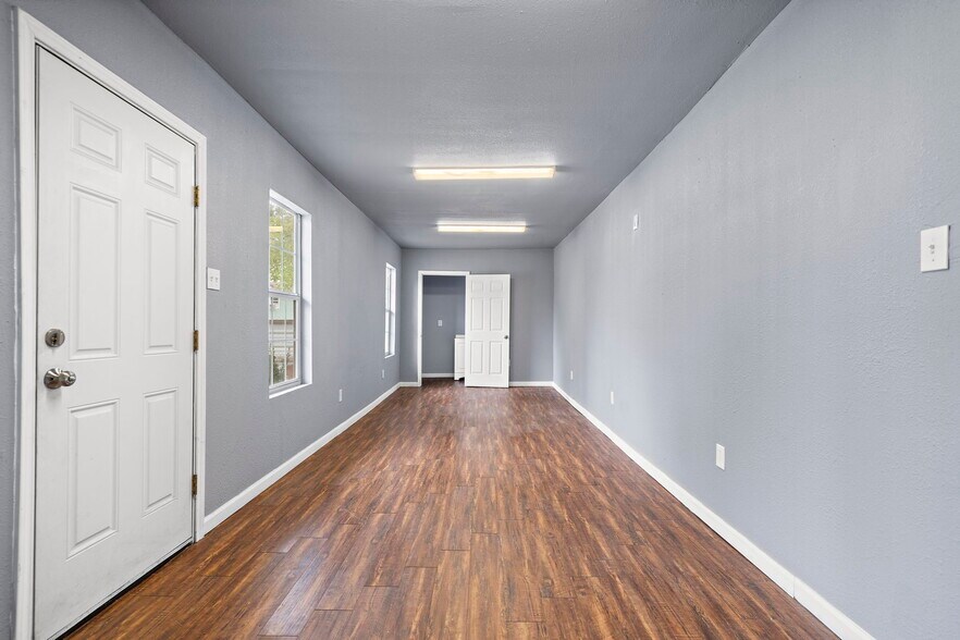 More Photos Of 120 N Bryan St, Houston Warehouse For Lease