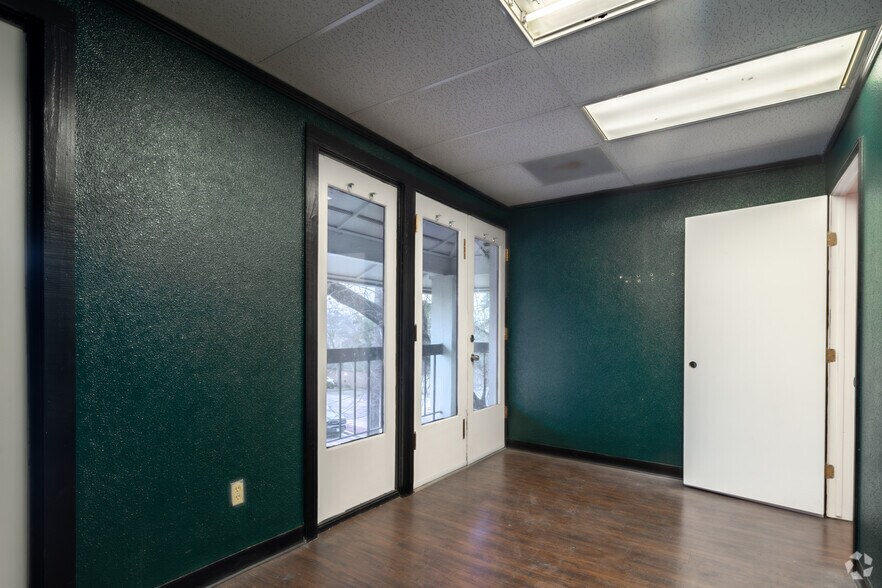 More Photos Of 6323 Sovereign Dr, San Antonio Office For Sale