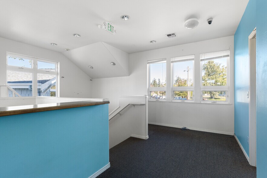 More Photos Of 35 SE Ely St, Oak Harbor Office For Sale