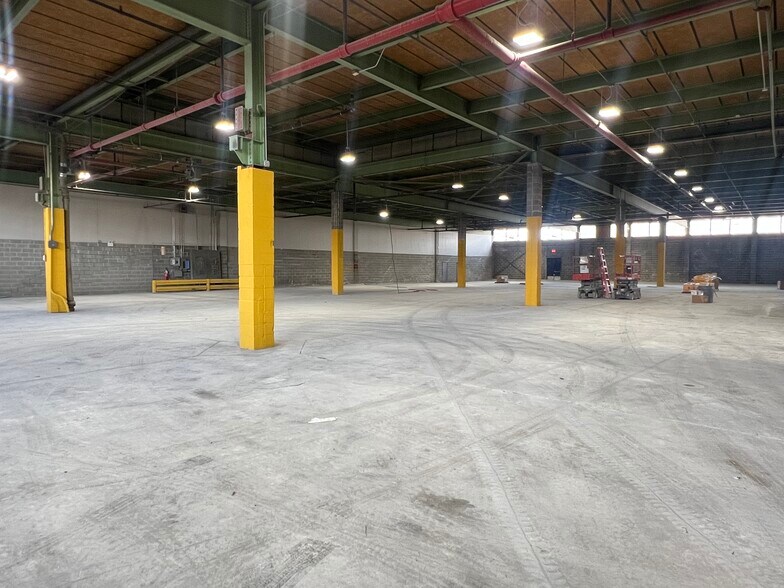 More Photos Of 550 Brush Ave NW, Bronx Warehouse For Lease